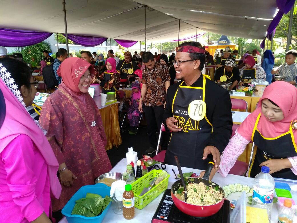 Kebersamaan Keluarga Melalui Sajian Kreasi Mi